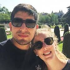 El amor de dos médicos hace más llevadera la difícil preparación al examen  MIR