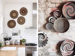 Des Idees Pour Mettre Des Paniers Ronds Au Mur Joli Place Decoration Maison Deco Africaine Panier Africain