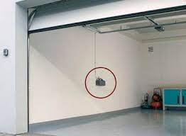 Das sich automatisch öffnen und schließen lässt. Automatik Garagentor Kommt Ohne Anschluss An S Stromnetz Aus Elektrisches Garagentor Torantrieb Promatic Akku Garagenhof Garagenanlage Garagenbeleuchtung Torverriegelung