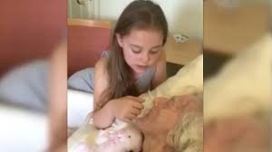 Das 8 Jährige Mädchen sitzt am Bett ihrer sterbenden Oma - Kamera nimmt  rührenden Moment auf - YouTube