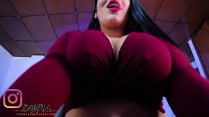 Brasier colocado en mis grandes tetas, aprecia mi bonita descarga y juega  con mis grandes tetas