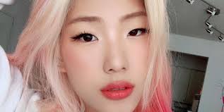 While all bleaches have a damaging effect on your hair's protein structure, this is intensified each the effects of bleaching are not limited to the hair follicles, however, as the scalp, face, and neck are. How To Bleach Hair At Home Hairstylists Tips To Bleach Hair