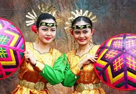 You can catch a few glimpse of chinese traditional culture from the video. Traditional Culture Inkspired Musings Brunei Small Country With A Long History Brunei Culture Of Indonesia Culture