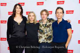 He is 20 years old and is a aquarius. Premiere Alles Isy Am Dienstag 28 Redcarpet Reports Facebook