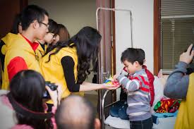 Nguyễn Thị Loan chia sẻ với người bệnh giữa ngày đông