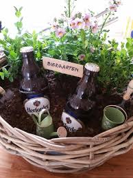 Das sollte man immer im hinterkopf haben, wenn man blumen an einen mann schenken möchte. Mini Biergarten Geschenk Fur Manner Geschenke Schenken Verschenken Blumen Pflanze Bier Bierflaschen Geschenkideen Geschenke Selbstgemachte Geschenke