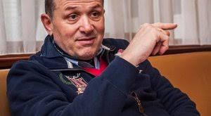 A modellkedés is érdekli, de már saját tervezésű ruhadarabjait, cipőit, táskáit is bemutatta. Lagzi Lajcsi Lanya Szeretnek Hinni Apamnak Borsonline