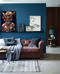 Salon colore plafond marron mur de couleur gris parquet bois canape bleu divan gris table basse noire deco salon decoration interieure decoration salon couleur. Quel Tableau Au Dessus D Un Canape Marron Blog Izoa