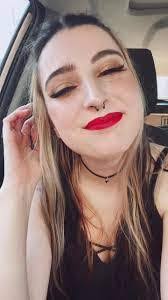 Isabella Meeks's Instagram, Twitter & Facebook