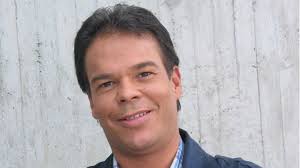 Juan Carlos Arango es caleño, **nacido el 19 de marzo de 1964 y destacó por  su actuación en decenas de producciones. **La figura pública de 60 años  participó en espacios de Caracol