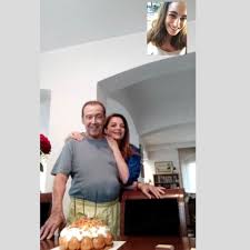 Η selfie με την κόρη τους. O Tolhs Boskopoylos Ekleise Ta 80 Me Thn Antzela Gkerekoy Sto Pleyro Toy Zappit