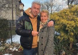 Jeho koníčkem je historie houslí významných světových houslařů. Dcera Houslisty Sveceneho Julie Prekvapena Reakce Na Tatovu Novou Pritelkyni