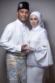 Gambar terbaru azrinaz mazhar, bekas pembaca berita tv3. Dulu Selesa Sendiri Kini Azrinaz Mazhar Hakim Lebih Bahagia Di Sisi Fairos Khan Nona
