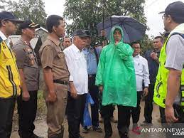Sobat mmblog sekalian, jas hujan adalah salah satu perlengkapan lenong yang hukumnya menjadi wajib dibawa oleh bikers apabila musim penghujan tiba. Presiden Jokowi Pakai Jas Hujan Seharga Rp 10 000