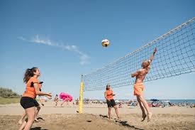 Similar to indoor volleyball, the objective of the game is to send the ball over the net and to ground it on the opponent's side of the court. Volleyballschule Sport Und Fitness Auf Dem Campingplatz Camping Ca Savio