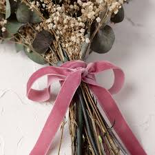 El Ramo Lleva Flor De Arroz En Color Rosa Empolvado Dos Rosas Blancas Paniculata Ramas De Trigo Y Eucalipto Ramo De Eucalipto Ramos De Novia Ramo De Rosas