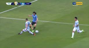 Lionel messi de argentina disputa el balón con giovanni gonzález (d) de uruguay. Tuhe5ywjnrshkm