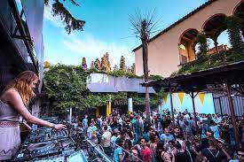 Partez à la découverte de la capitale européenne de la fête. Top 5 Des Boites De Nuit A Barcelone By Cozycozy Com