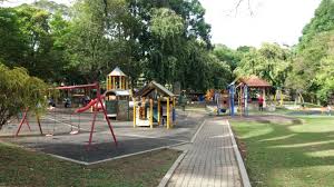 Walaupun dikelilingi bangunan tinggi dan dicemari dengan hiruk pikuk kenderaan yang tak pernah putus. Mohd Faiz Bin Abdul Manan Taman Rekreasi Kuala Kangsar