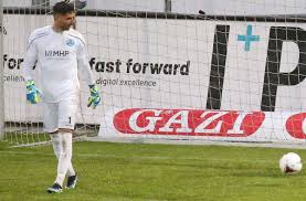 Kickers sign defender chris cole. Thomas Bromma Von Den Stuttgarter Kickers Kacktor Torwart Schnitzer Bei Halbfinal Aus Landet Im Netz Fussball Stuttgarter Nachrichten