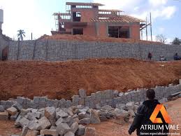 Muro de pedra bruta com economia e solidez de uma empresa com mais de 15 anos no ramo. Muro De Pedra Em Itatiba Atrium Vale