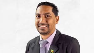 Salarbaks: "Wanneer je uit een ver district komt, wat houd je dan over?"