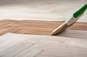 Parki iş yerlerinde boyadık dediğim gibi sonuç itibari ile belirli bir zaman sonra aşınma meydana geldi. Kurumsal Ahsap Yuzey Boyama Eski Asinmis Parke Boyama Ustasi