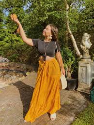 Here we go again and came out confused about whether we wanted to be lily james or marry her. Ø§Ù„ØºØ·Ø§Ø¡ Ø§Ù„Ù†Ø¨Ø§ØªÙŠ Ø§Ù„Ø«Ø¹Ù„Ø¨ ØµØ§Ø±ÙˆØ® Mamma Mia 2 Outfits Orange Skirt Sjvbca Org