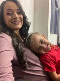 La presentadora de las noticias del 13 le pone rostro y voz a la vida de  una madre en la tele