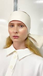 Tom Martins (@tommartins_) mergulhou no silêncio para desenvolver a mais  nova coleção desfilada nesta segunda-feira (20.10) no #SPFW. O fundador da  etiqueta @martins__________ transitou entre ...