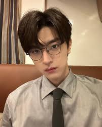 7 Potret Lin Yi, Pemeran Gu Xun Pria Tsundere di Drama China Everyone Loves  Me