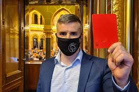 Férfi maga egyáltalán, vagy egy gyerek, aki, ha rosszat csinál, másra keni az egészet?. Jovore Mehet Az Oltozobe Miniszterelnok Ur Lesz Rajta Racs Is Jakab Peter Piros Lapot Mutatott Orban Viktornak Varosi Kurir