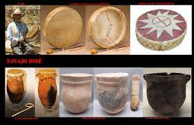 Tamburi Navajo Di Vari Tipi In Alto Sono Esposti Tamburi A Cornice Ad Una O 2 Membrane In Basso Dei Tamburi Ad Acqua Gli Strumen Flauti Sonagli Percussione