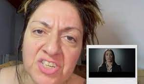Η σοφία μουτίδου δίνει «γροθιά» στο body shaming και ηχηρή απάντηση σε όλους εκείνους που κρίνουν και κατακρίνουν όσες δεν έχουν τέλεια εικόνα. H Sofia Moytidoy Trolarei To Spot Gia To Synedrio Gonimothtas Video Hmerodromos