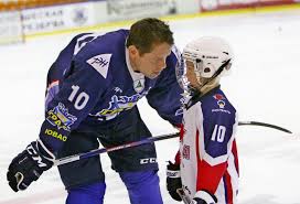 Nicknamed the russian rocket for his speed, bure played for 12 seasons in the national hockey league. Pavel Bure Semya Na Pervom Meste Moskva Centr