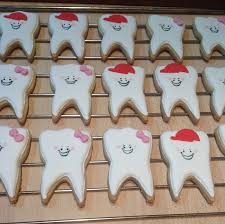 Galletitas Con Forma De Diente Para El Ratoncito Perez Decoradas Con Glasa Sabor A Piruleta De Cereza Receta Galletas Con Forma Galletas Piruletas