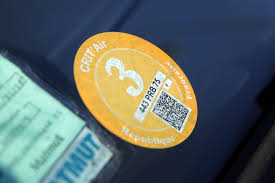 Certificat qualité de l'air) is a vignette (a secure sticker) issued to show a vehicle's compliance with european emission standards. Vignette Crit Air Fonctionnement Prix Vehicules Concernes Amende