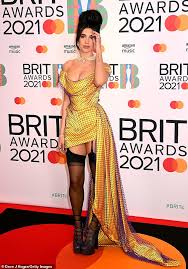 The series star got the opportunity to meet her idol, taylor swift, at the awards ceremony held at the o2 arena in london, england, on tuesday. Fekata24ozcb2m