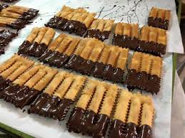 Le chiacchiere restano uno dei dolci più apprezzati del carnevale, provate la versione con il cioccolato fondente. Chiacchiere Artigianali Al Forno Decorate Con Un Gustoso Strato Di Cioccolato Picture Of Panis Pompeii Pompeii Tripadvisor