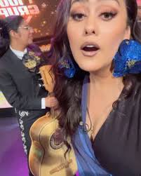 Hoy estuve grabando un programa que hicieron a mi trayectoria en  @mexiquensetv con su programa 100 Grupero me acompañó un mariachi de niñas  divinas @mariachi_femenil_reynas_toluca , No les subo más ...