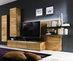 Eine gelungene kombination aus massiver, geölter wildeiche und abgesetzten flächen in weiß sorgt für einen ebenso extravaganten wie natürlichen look. Wohnwand Wohnzimmerwand Hangeelemente Asteiche Eiche Massiv Natur Geolt Lanatura