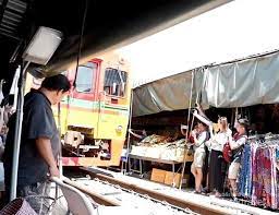 Ada 52 objek wisata thailand yang wajib dikunjungi bersama keluarga saat liburan ke thailand. Maeklong Pasar Thailand Yang Dilewati Rel Kereta Api