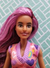 Barbie Fashionista 207...så jag ville se vilken MTM-kropp hon skulle passa  till och precis som Fashionista 140 och 179 är hon för ljus för MTM lila  topp och för mörk för Looks
