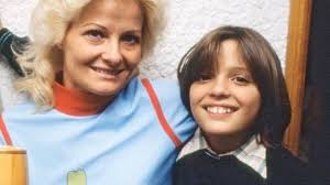 Luis miguel debutó exitosamente como cantante en la boda de la hija del entonces presidente de méxico, josé lópez portillo, el 29 de mayo de 1981, con 11 años de edad, 30 gracias al apoyo del entonces jefe de la policía de la ciudad de méxico, arturo durazo moreno. Donde Esta El Hermano Menor De Luis Miguel Salieron A La Luz Detalles De La Vida De Sergio