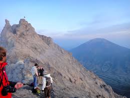 Der vulkan merapi auf der indonesischen insel java ist ausgebrochen. Gunung Merapi Gunung Bagging