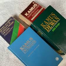 Sekitar 82 900 kata masukan (34 578 entri, 24 180 subentri dan 24 142 frasa entri). Cover Kamus Amat
