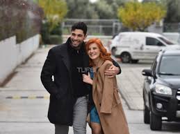 Η δέσποινα βανδή, θα χρησιμοποιεί τόσο δικές της συνταγές, αλλά και άλλες που έχει υιοθετήσει από αναγνωρισμένους chef. Panagiwths Basilakos Nikoleta Tsompanidoy Oristikos Xwrismos Gia To Zeygari Toy Bachelor