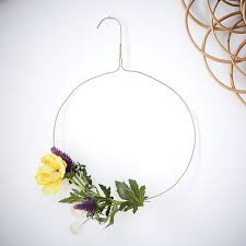 Ma Couronne Sur Cintre En Fil De Fer Cintres Decores Truc Et Astuce Deco Magasin Deco