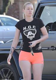 Iggy azalea keeps her look makeup free for travel: Byron Crawford ×'×˜×•×•×™×˜×¨ Iggy Azalea No Makeup But With Camel Toe Http T Co Tycshzokzs