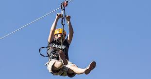 Zipline nedover Aron i 65 km/t